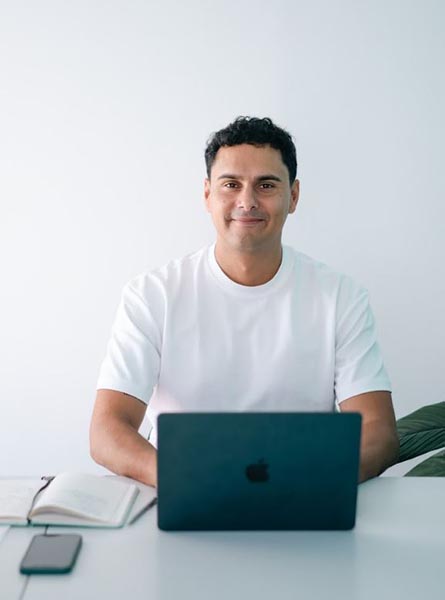 Jose Trujillo trabajando en su ordenador portatil