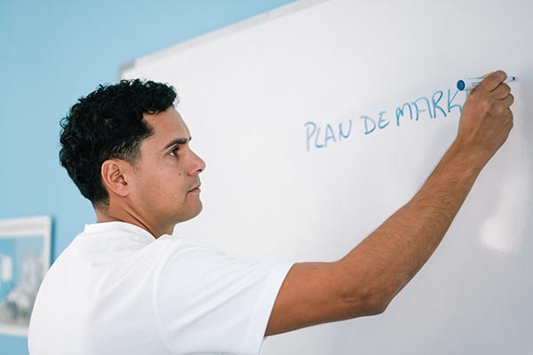 Jose Trujillo consultor de marketing escribiendo en una pizarra